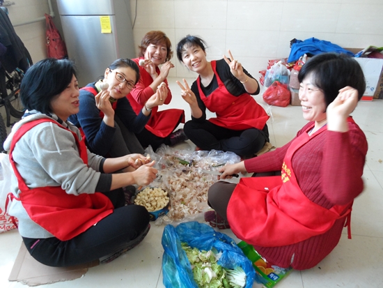 중국 보하이대학교로 자녀를 유학 보낸 학부모들이 김치 담그기 준비를 하며 밝게 웃고 있다.