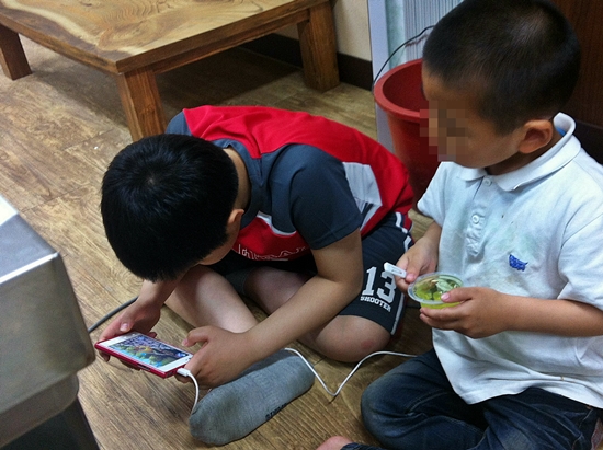 사망자 홍석원씨(34)의 아들과 조카가 당진종합병원 장례식장 한 켠에서 게임과 군것질을 하고 있다.