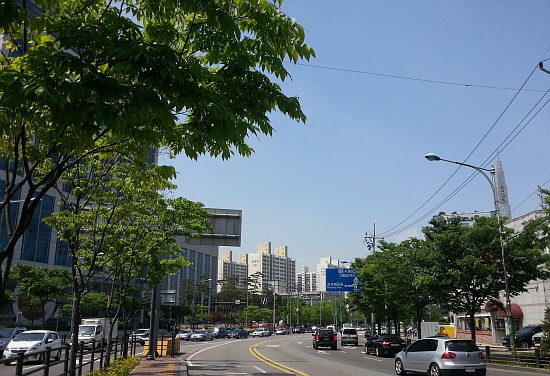 오늘 전국이 대체로 맑은 가운데 낮 기온 서울 28℃ 등 동쪽지방을 중심으로 30℃ 가까이 올라 덥겠다. 반면 서쪽지방은 다소 선선할 전망이다.