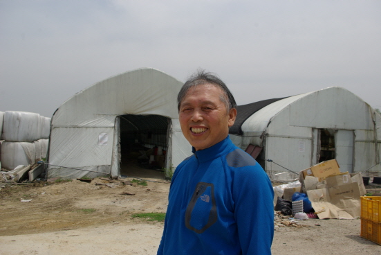 자신의 농장 앞에서 환하게 웃고 있는 송창호씨. 그는 자신의 노년을 지난 삶을 바탕으로 이 농장에서 재밌게 디자인하고 있었다. 돈을 많이 벌려고 이 이일을 한다기 보다 노년을 즐기려고 이일을 한다고 했다.  