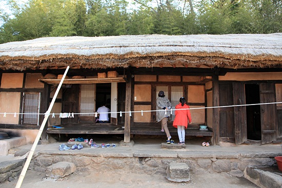 이식래 가옥은 중요민속자료 제160호로 강골마을에서 숙박을 하면 이곳에서 식사를 한다.