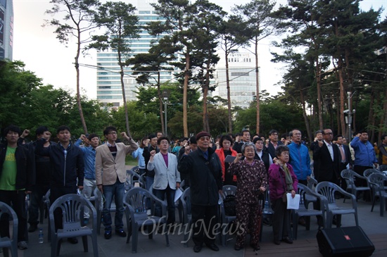 16일 오후 7시 대구 2.28기념공원에서 5.18민주화운동 33주년 정신계승 기념문화제가 열린 가운데 참가자들이 임을위한행진곡 노래를 부르고 있다.