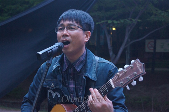 가수 박성운씨가 16일 오후 대구2.28기념공원에서 열린 5.18기념 문화제에서 노래를 부르고 있다.
