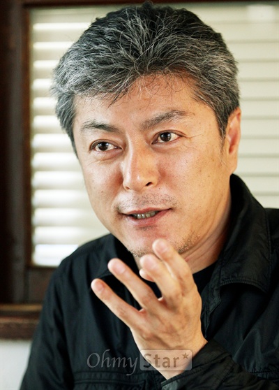   영화<고령화가족>의 송해성 감독이 6일 오후 서울 신문로의 한 카페에서 오마이스타와 인터뷰를 하며 작품을 소개하고 있다.