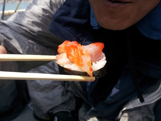  김밥에 싱싱한 횟감을 올려 먹는 김밥초밥. 담백한 맛이 기막히다. 