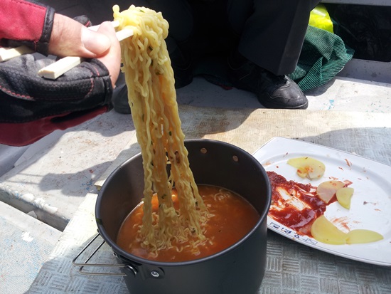  배에서 먹는 라면맛은 꿀맛이다.