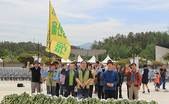 진주의료원 노동자들이 17일 오후 5.18묘지를 찾아 헌화, 분향한 뒤 <임을 위한 행진곡>을 제창하고 있다.