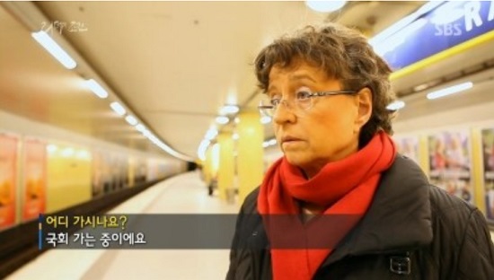 개인 전용차를 이용하지 않고 지하철로 출근하는 스웨덴 국회의장.