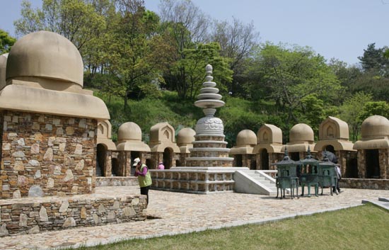 백제불교 최초 도래지의 탑원. 백제에 불교를 전한 간다라의 탑원을 본떠 만들었다.
