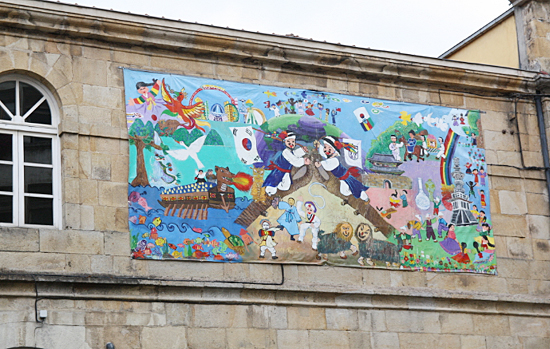 게르니카 도시 곳곳에는  게르니카 평화박물관 국제프로그램을 통해 이루어진 세계 아이들의 평화 벽화가 전시되어 있었다. 그곳에서 한국 참가작도 발견할 수 있었다. 