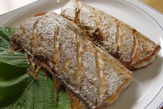 갈치 어부인 남편이 잡아온 갈치를 정성껏 구워 손님 상에 올립니다. 두둠한 생선살 맛과 고소한 냄새가 일품입니다. 