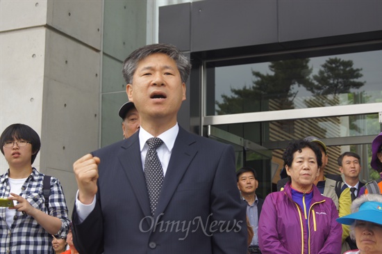  광주 5.18민주묘지에서 열린 공식기념행사에서 합창단의 임을위한 행진곡이 울려퍼지자 행사장에 들어가지 못한 한 시민이 전광판을 통해 흘러나오는 곡을 주먹을 불끈 쥔 채 따라부르고 있다.