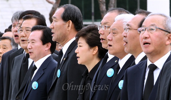박근혜 대통령과 황우여 새누리당 대표, 김한길 민주당 대표 등 주요인사들이 18일 광주시 북구 운정동 국립 5·18민주묘지에서 열린 제33주년 5·18 민주화운동 기념식에서 애국가를 부르고 있다.
