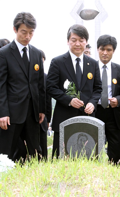제33주년 5·18 민주화운동 기념식이 열린 18일 광주시 북구 운정동 국립 5·18민주묘지를 찾은 안철수 의원이 리영희 선생의 묘역에 헌화하고 있다.