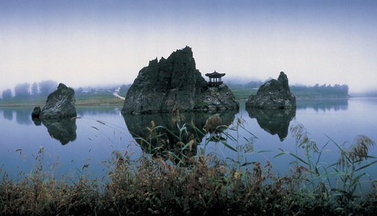 남한강 상류에 우뚝 솟아있는 도담삼봉