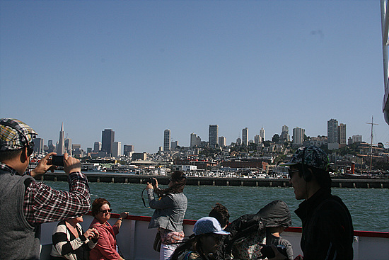 유람선을 타고 금문교 밑까지 갔다 돌아오는 배 위에서 샌프란시스코 시가지를 바라본 모습