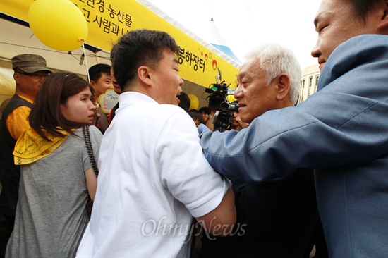 김한길 민주당 대표가 19일 오후 노무현 대통령 추모제가 열리는 서울광장에 도착하자 몇몇 참석자들이 "꺼져라!" "등에 칼 꽂은 사람이 왜 오냐. 여긴 당신 올 곳이 아니다"라고 소리치며 팔로 밀치는 등 거칠게 항의하고 있다.