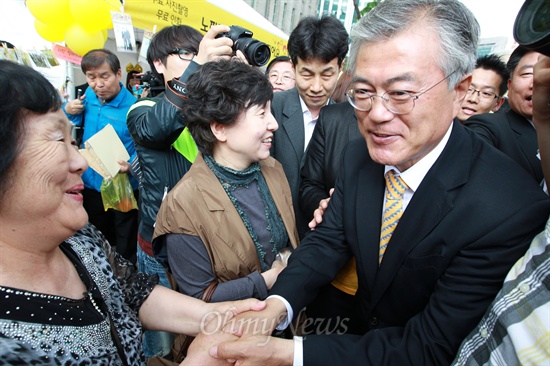 문재인 민주당 의원이 19일 오후 노무현 대통령 4주기 추모제가 열리는 서울시청앞 서울광장에서 시민들의 환영을 받고 있다.