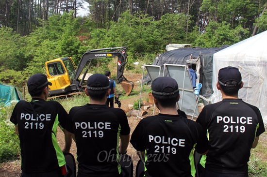  한국전력공사가 20일부터 밀양 송전탑 공사 재개에 들어간 가운데, 이날 밀양시 부북면 위양리 평밭마을 화악산에 는 127철탑 공사장 입구에서 경찰과 한국전력 직원들이 주민들의 진입을 막기위해 배치되어 있다.