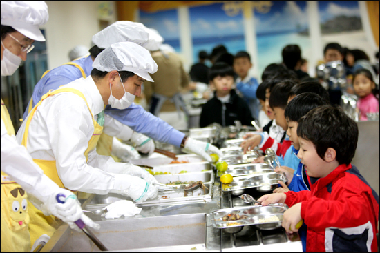 성북구는 서울시 최초로 친환경무상급식을 시행했다. 김영배 구청장이 숭인초등학교에서 배식을 하고 있다.