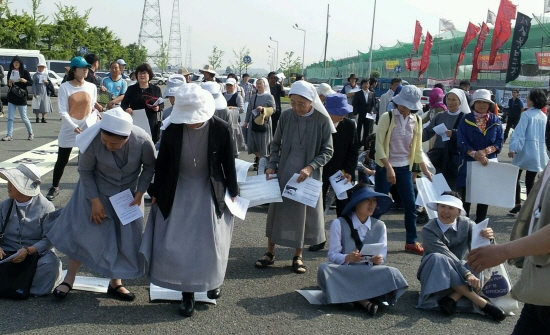  현대차 울산공장 앞 철탑농성장에 모인 천주교 사제들이 믹사를 올리기 위해 자리를 잡고 있미