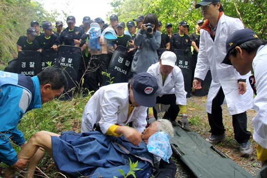  한국전력공사가 20일부터 밀양 송전탑 공사 재개에 들어간 가운데, 밀양시 부북면 위양리 평밭마을 화악산 127철탑 공사장 입구에서 송전탑 반대 주민인 할머니 2명이 옷을 벗고 저지하는 경찰에 맞서 실랑이를 벌였다. 이 가운데 할머니 1명이 쓰러져 병원에 후송되었다.