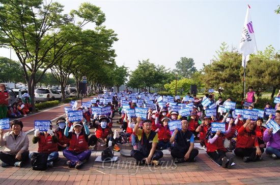 경산지역 5개대학 300여 명의 환경미화원 노동자들은 1일 8시간 근무와 점심값 제공 등을 요구하며 21일부터 총파업을 결의했다.