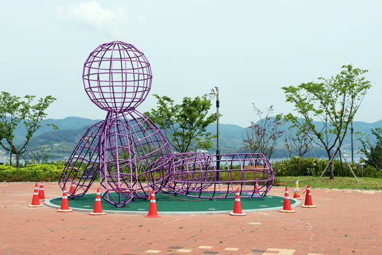 칠천량해전공원전시관 앞마당에 설치된 조형물인 '평화의 바다'.
