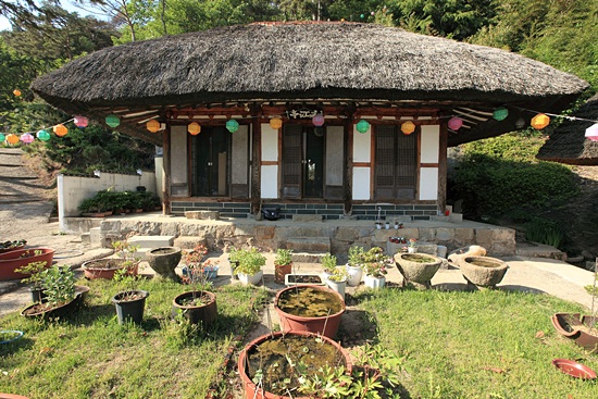 화포천에 있는 장방리 갈대집은 봉하마을에 가면 꼭 가볼 만한 옛집이다. 