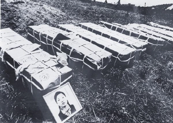 1980년 5월 29일, 129구의 장례식이 거행된 이날 이후 '망월동'은 광주민중항쟁을 의미하는 상징적인 이름이 되었다.