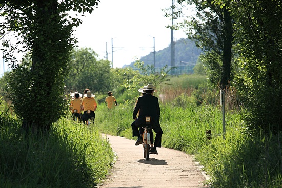 봉하마을에선 지난 5월 11일부터 자전거를 대여해주고 있어 화포천까지 자전거로 탐방을 할 수 있다. 하루에 세 번인데 5월 25일, 26일에도 대여를 할 수 있다. 사진 제일 뒤 양복입은 이가 김경수 비서관이다.