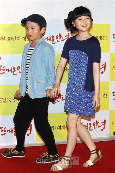  21일 저녁 서울 코엑스메가박스에서 열린 영화<뜨거운 안녕> VIP시사회에서 하은 역의 배우 전민서가 배우 심이영의 아들 '힘찬'의 손을 잡고 포토월에 들어서고 있다.
