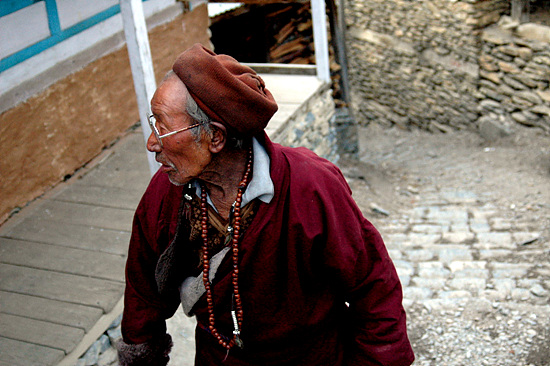 티베트 복장의  할아버지