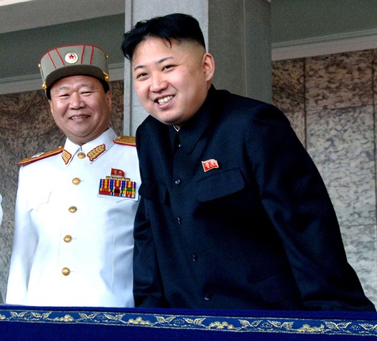북한의 김정은 국방위원회 제1위원장(오른쪽)과 최룡해 인민군 총정치국장. 