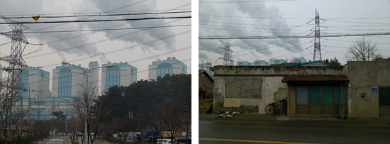 당진시내에서 보이는 화력발전소 굴뚝 연기(왼쪽)와 거대 송전탑(오른쪽)