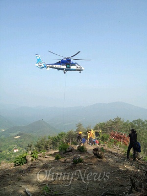 한국전력공사가 밀양 송전탑 공사를 재개한지 사흘째인 22일 주민들이 쓰러지자 헬기를 이용해 병원으로 후송했다.