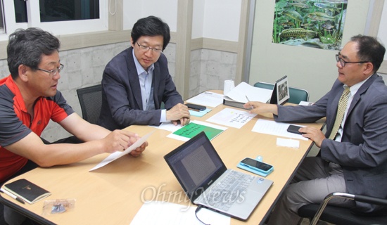 참여정부 청와대 비서관을 지낸 김정호 영농법인 (주)봉하마을 대표(왼쪽부터)와 김경수 노무현재단 봉하사업본부장, 고 노무현 대통령 서거 4주기 추모행사 시민기획위원으로 참여한 전영조 위원이 21일 오후 봉하마을 방앗간 회의실에서 만나 이야기를 나누었다.