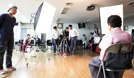 배재대 사진영상디자인학과 학생들이 재능기부 일환으로 노인 무료무병장수 사진을 촬영하고 있다.