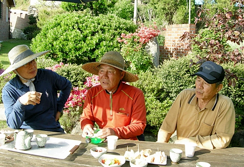 막걸리를 앞에 놓고 ‘고담준론’을 논하는 김동익 교수와 여운달, 이병곤씨(왼쪽부터) 
