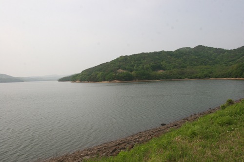 남한에서 두 번째로 큰 토교저수지입니다. 둑에 올라 처음 봤을 때 너무 넓어 한 눈에 들어오지도 않았습니다.