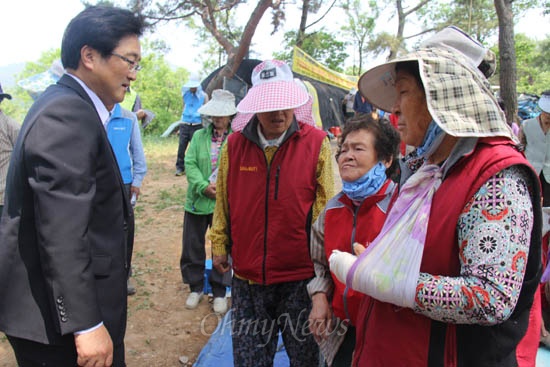 한국전력공사가 밀양 송전탑 공사를 재개한 가운데, 23일 오전 민주당 최고위원인 우원식 의원이 밀양시 부북면 평밭마을 농성장을 찾자 주민들과 이야기를 나누었다. 하루 전날 팔을 다쳤던 이재란 할머니가 깁스를 하고서 농서에 참석해 있다가 이날 우원식 의원과 이야기를 나누고 있다.