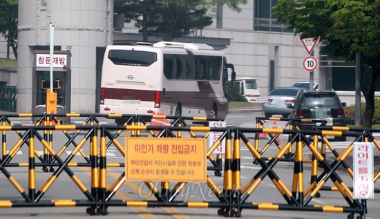 2013년 5월 24일, 국정원이 실시하는 안보특강에 극우보수 성향의 인터넷사이트 '일베저장소(일베)' 회원들을 초청한 것으로 알려진 가운데, 양재역에서 안보특강 참석자들을 태운 버스가 서울 서초구 내곡동 국정원에 도착하고 있다.
