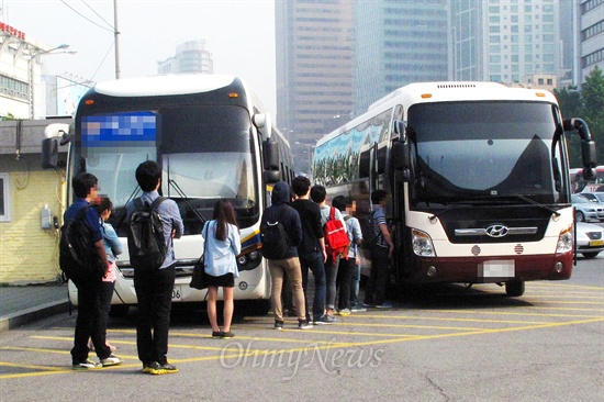 24일 오전 서울역광장에서 국정원 안보교육 참가자들이 국정원이 준비한 버스에 줄지어 탑승하고 있다.