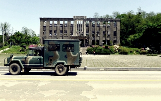 군 부대 차량들이 수시로 지나가는 노동당사 건물. 