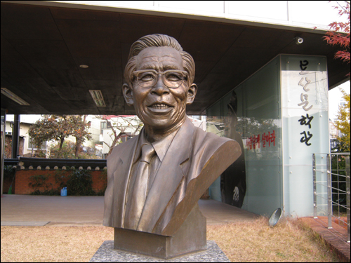 부산을 대표하는 문인 가운데 가장 먼저 떠오르는 이가 요산 김정한(1908~1996) 선생이다.
