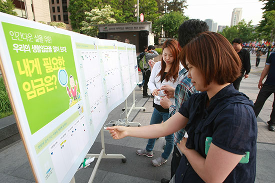  24일 서울 청계광장에서는 '최저임금 인상'을 요구하는 캠페인이 열렸다. 이 날 캠페인에서는 유인물 배포와 설문 등으로 이루어졌다. 