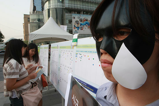  24일 서울 청계광장에서는 '최저임금 인상'을 요구하는 캠페인이 열렸다. 이 날 캠페인에서는 유인물 배포와 설문 등으로 이루어졌다. 