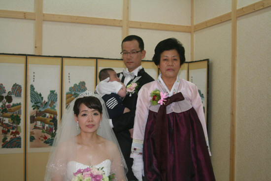 중국에서 시집 온 딩앤제 가족 모습. 앞줄 오른쪽은 시어머니로 "예쁜 손주를 낳아줘서 좋다"고 한다.