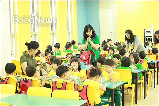 서울시 광진구 능동 어린이대공원 내 서울상상나라 단체식당에서 아이들이 보육교사와 함께 점심 식사를 하고 있다. 