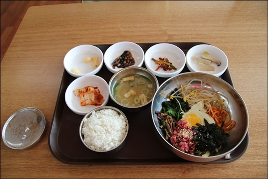 순천만국제정원박람회장 식당의 8천원 육회비빔밥입니다. 
